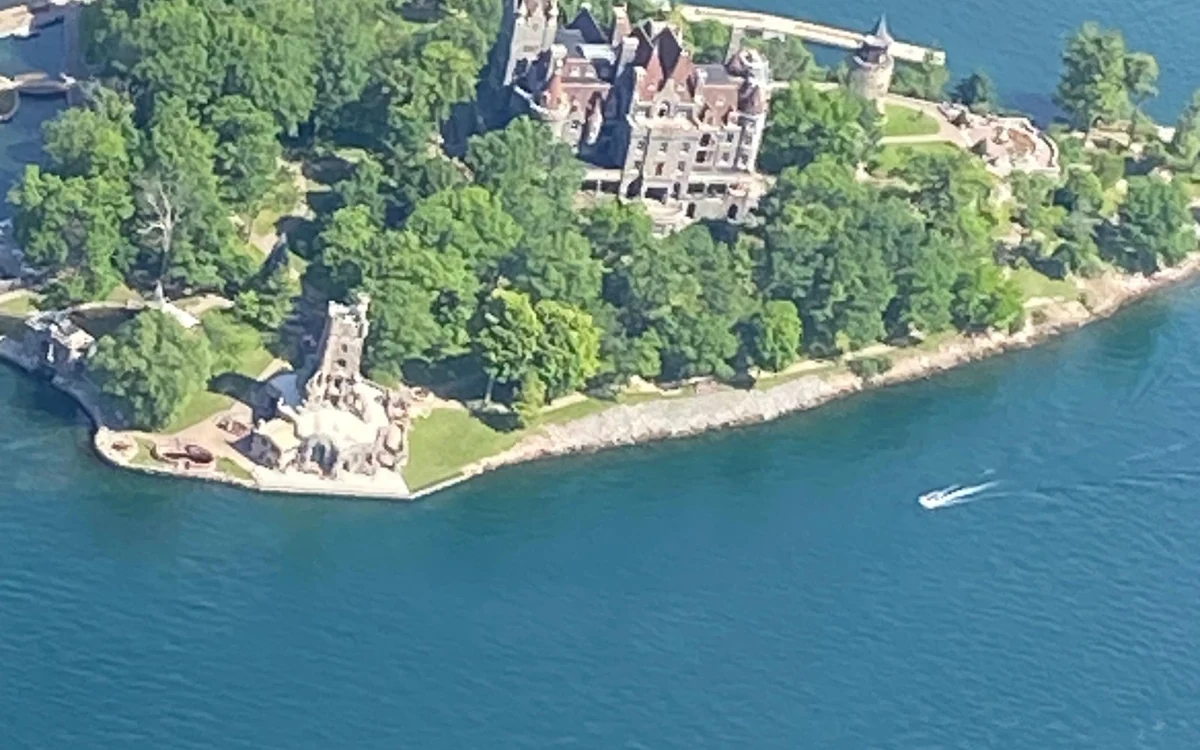 Ein Steinschloss auf einer bewaldeten Insel in den 1000 Islands aus der Luft