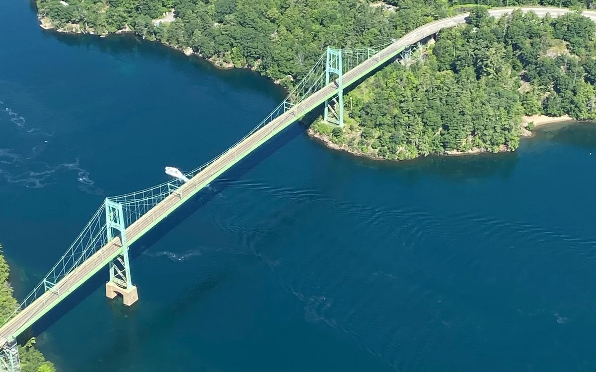 ヘリコプターから見た1000 Islandsに架かるIvy Lea Bridge