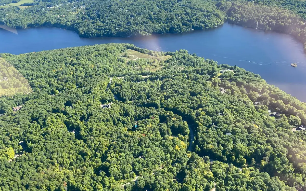 Bewaldete Hügel und ein Fluss im Gatineau Park aus einem Helikopter gesehen