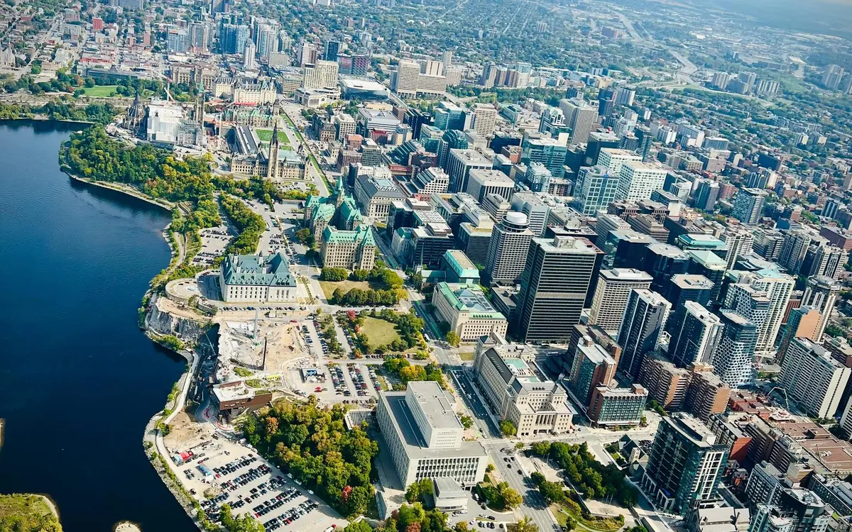 El centro de Ottawa y el río vistos desde un helicóptero