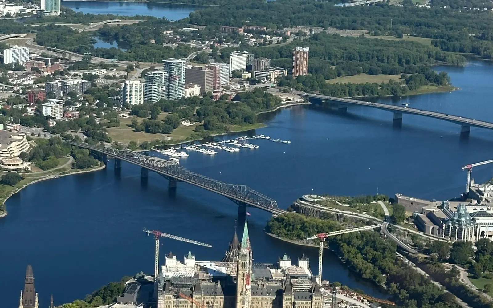 Parliament Hill, der Ottawa River und die Brücken aus dem Hubschrauber gesehen
