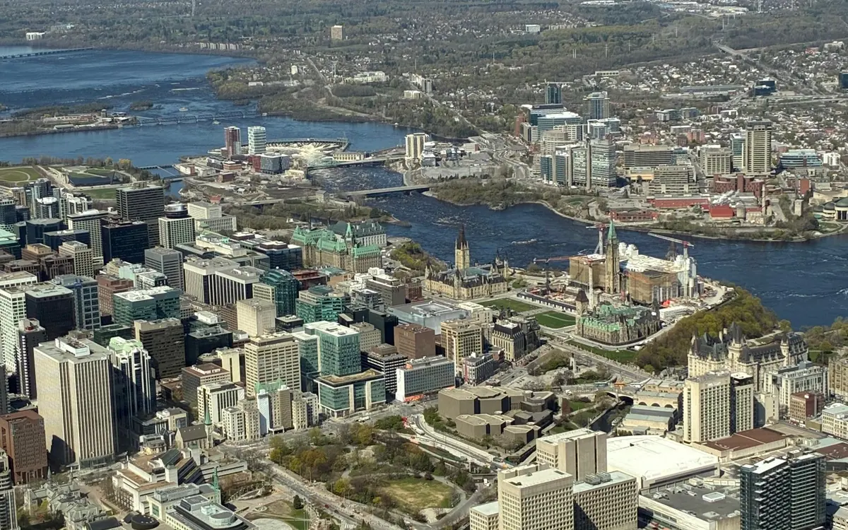 ヘリコプターから見たオタワ中心部、Parliament Hill、Ottawa River