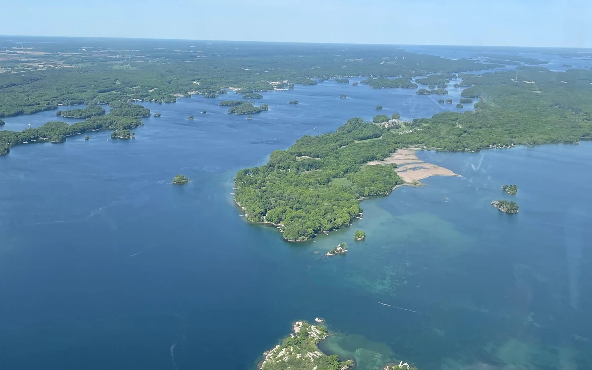 Bewaldete Inseln und Kanäle der 1000 Islands aus der Luft gesehen