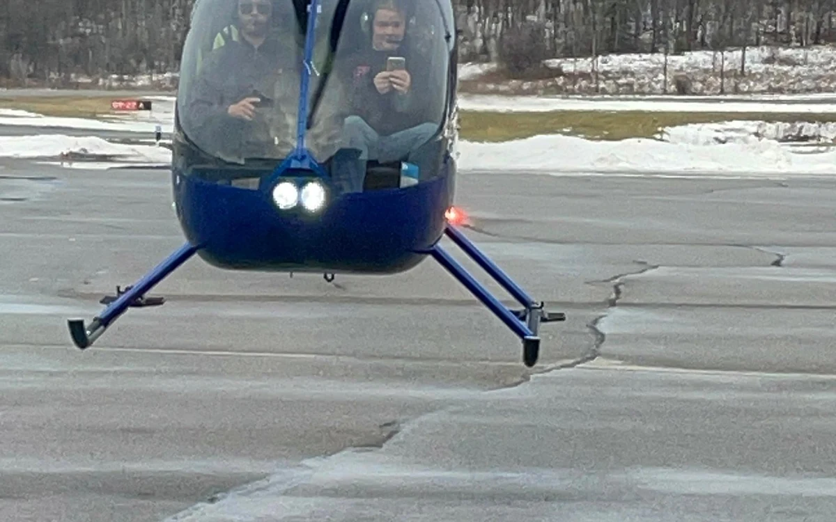 Ein Helikopter auf dem Pad vor einem Flug über Ottawa