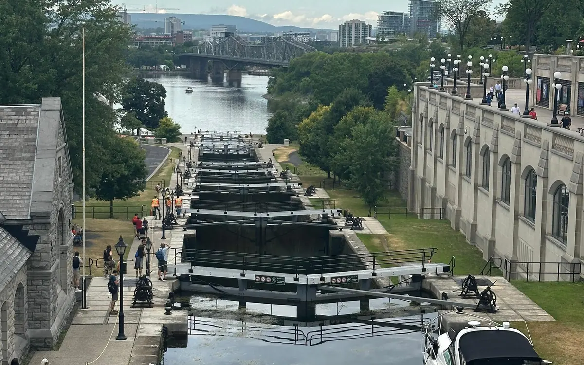 Las esclusas del Rideau Canal bajo Parliament Hill, con el Ottawa River al fondo