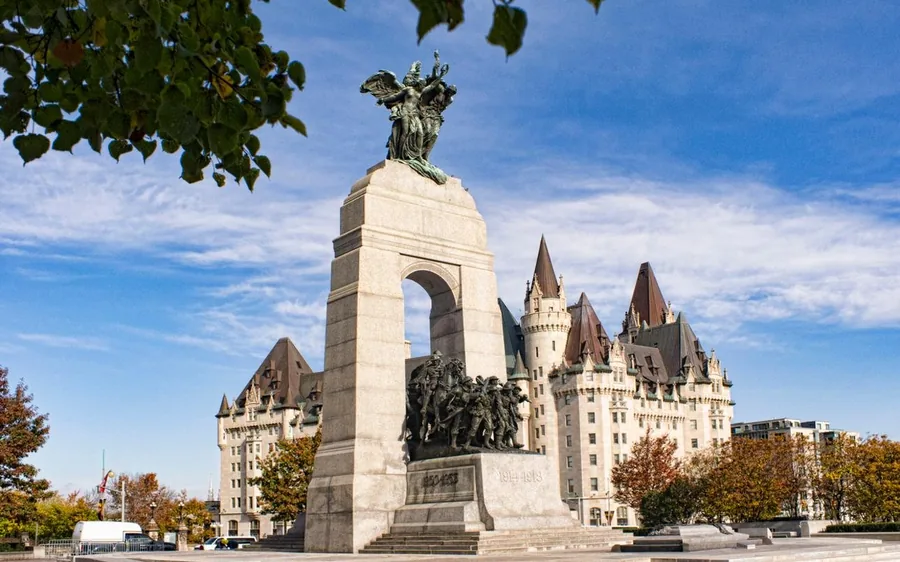 Das National War Memorial mit dem Chateau Laurier dahinter