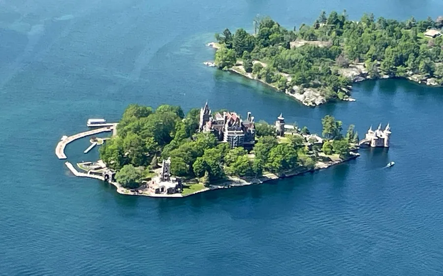 Ein Schloss auf einer eigenen Insel in den 1000 Islands aus der Luft gesehen