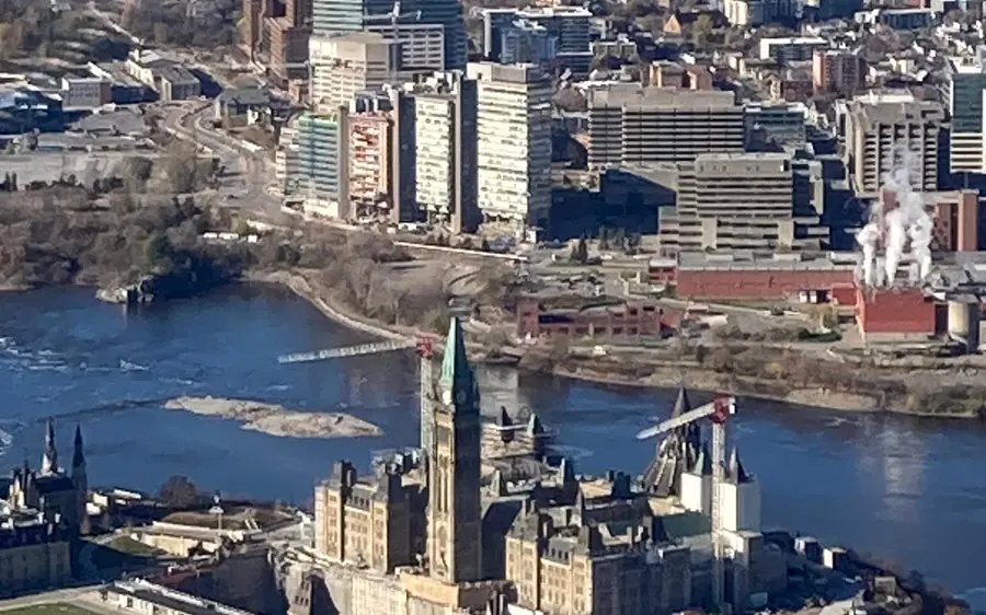 Parliament Hill und der Ottawa River aus dem Hubschrauber gesehen