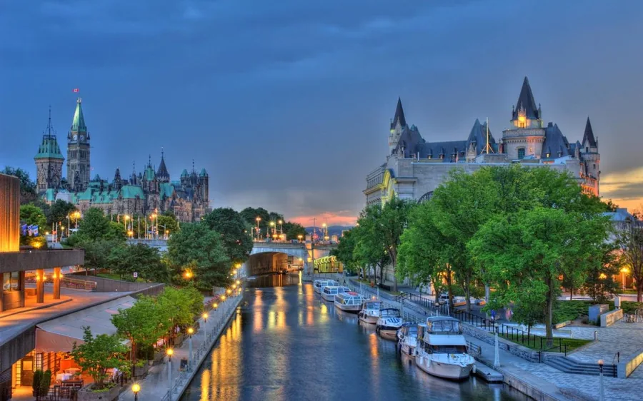 Der Rideau Canal in der Dämmerung mit Parliament Hill und Chateau Laurier dahinter