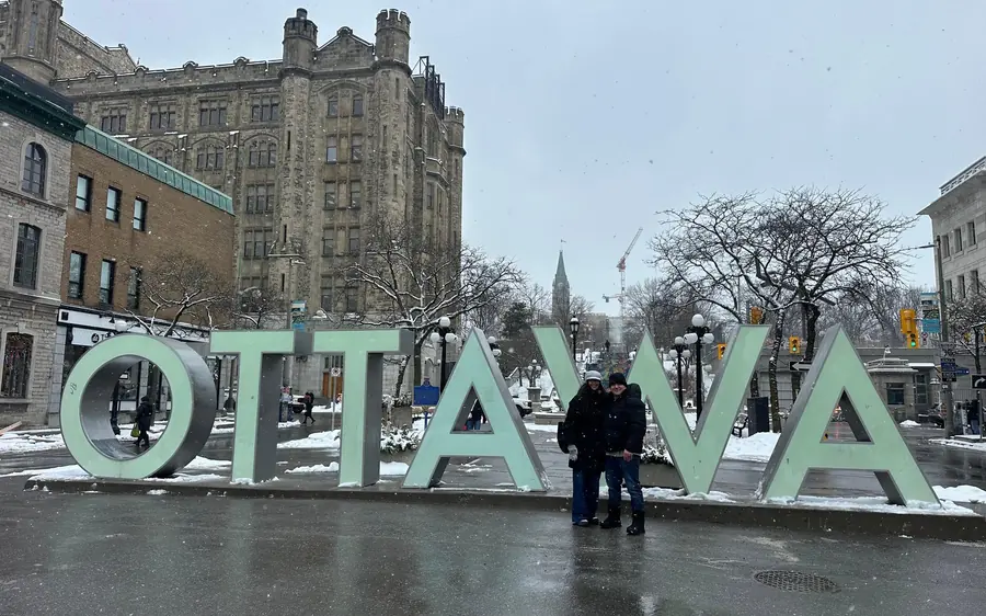 Das OTTAWA-Schild in einer Straße im Stadtzentrum im Winter