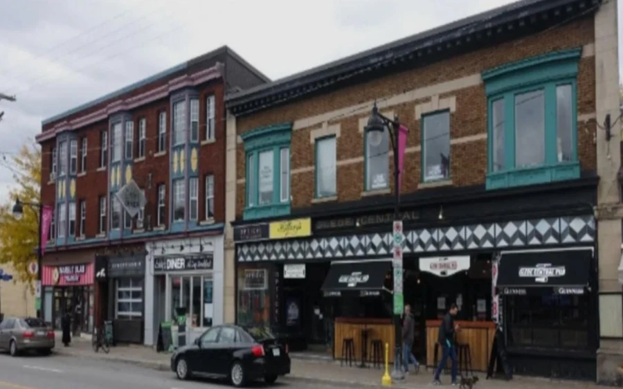 Ladengeschäfte und Backsteingebäude in der Bank Street in Ottawa